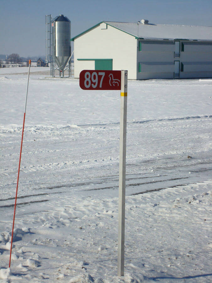 Adresse_911_producteur-poulets_2__Kalitec A civic number in the snow